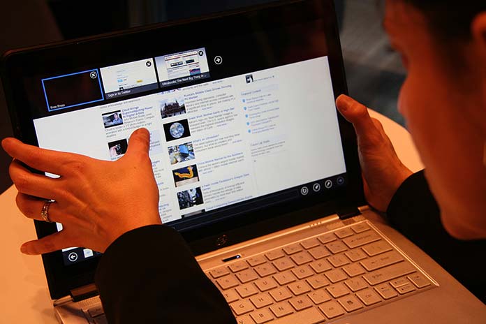 Photograph showing an example of thumb use in the middle of a hybrid device screen.